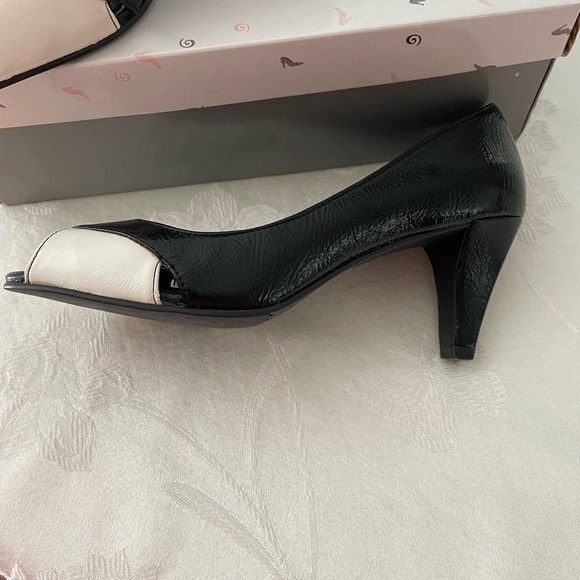 90’s Black and white patent leather spectator shoes. - Picture 3 of 9